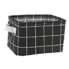 Caja cuadrada pequeña con rejilla negra.