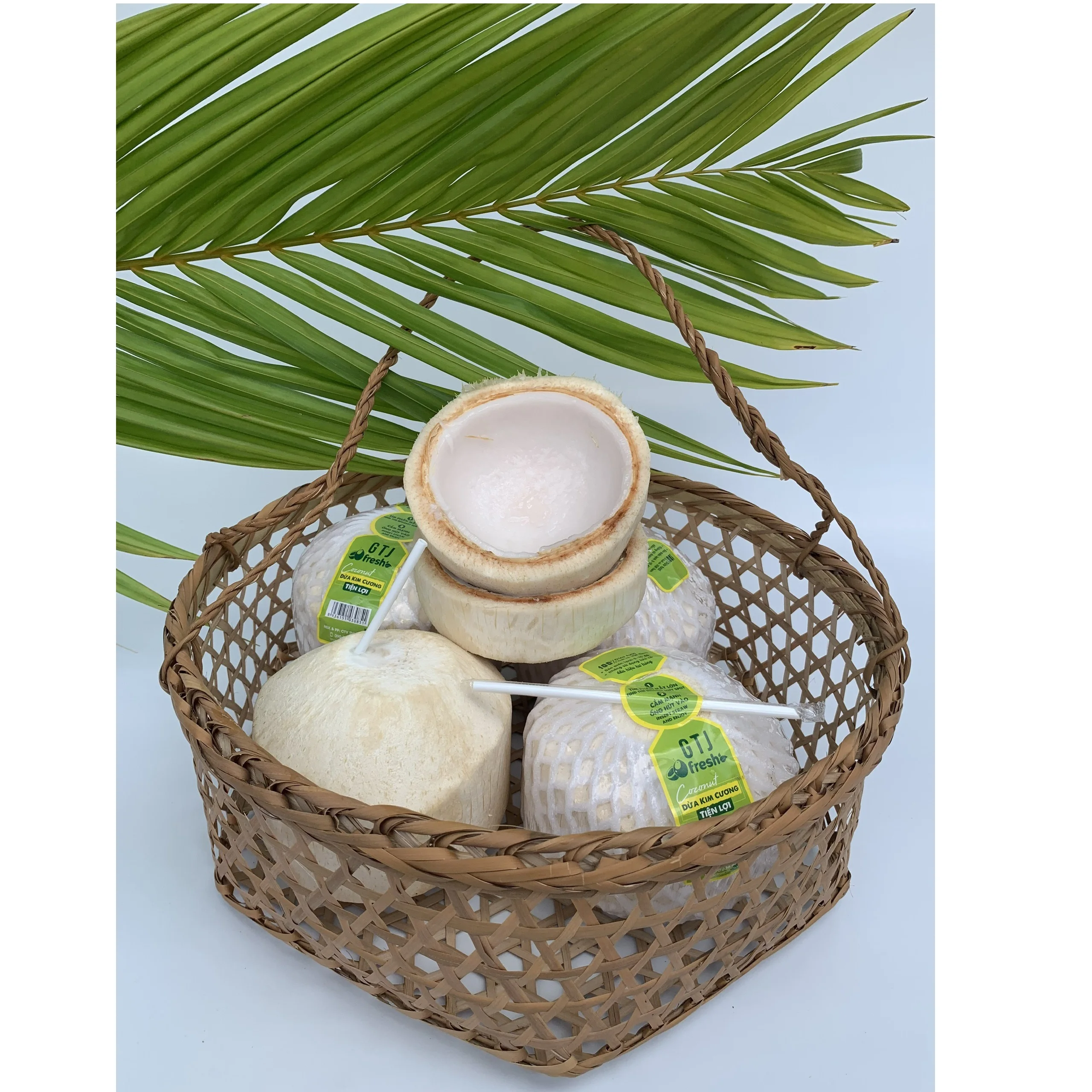 Fresh coconut. Свежий Кокос. Черпак из Вьетнама из кокоса. Фигурки из кокоса.