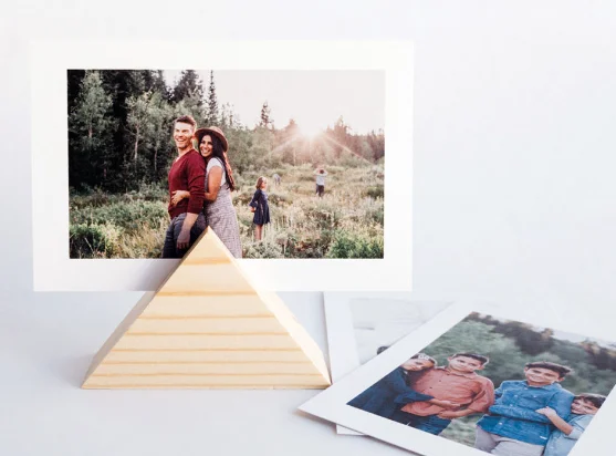 Удобный треугольный деревянный держатель для фотографий офиса школы