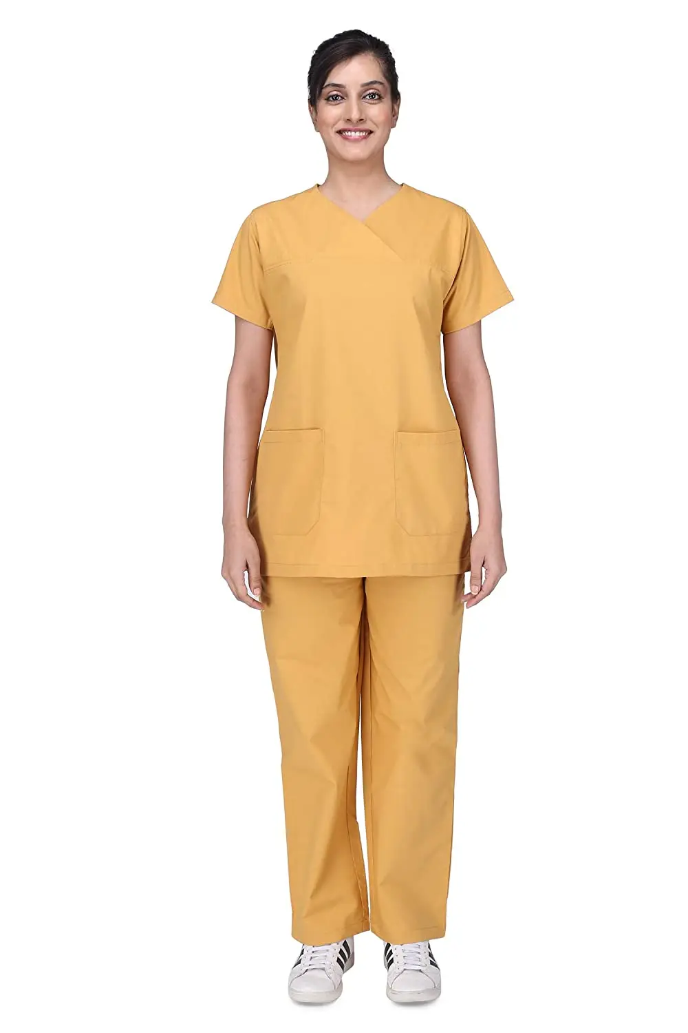enfermeiro masculino uniforme amarelo com uma seringa com uma