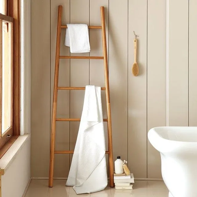 Полотенца из дерева. Лестница для полотенец в ванной. Деревянная лесенка для полотенец. Лесенка для полотенец в ванную деревянная. Вешалка лестница для ванной.