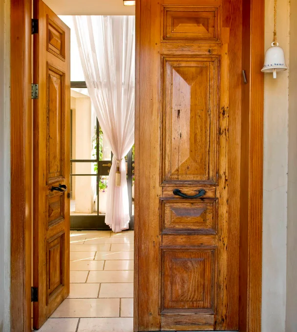 Двери из массива сосны. Двери межкомнатные Rustic-Wood. Массивная деревянная дверь. Двери в деревенском стиле. Двери межкомнатные деревянные.