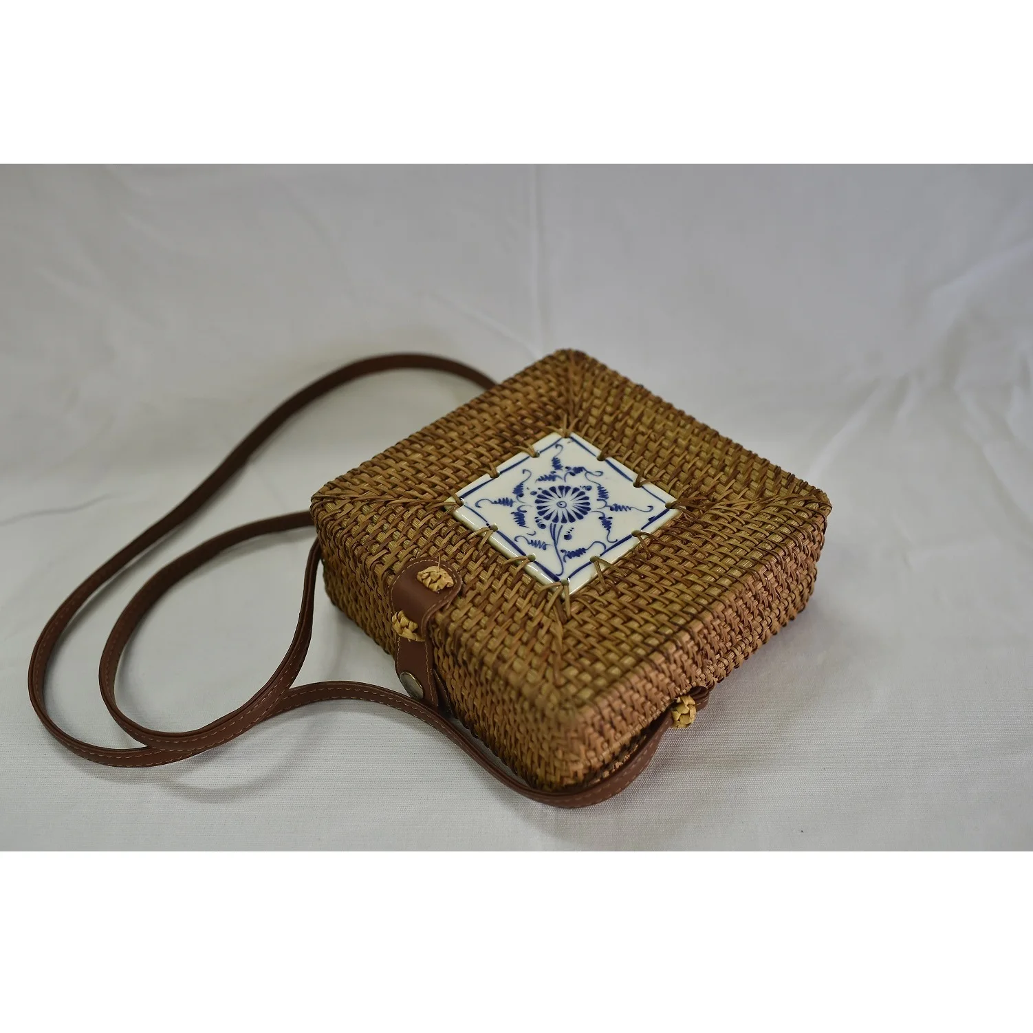 Bolso Artesanal De Mimbre Marrón Claro Para Niñas Con Accesorios Multicolor  Imagen de archivo - Imagen de madera, marca: 193070863