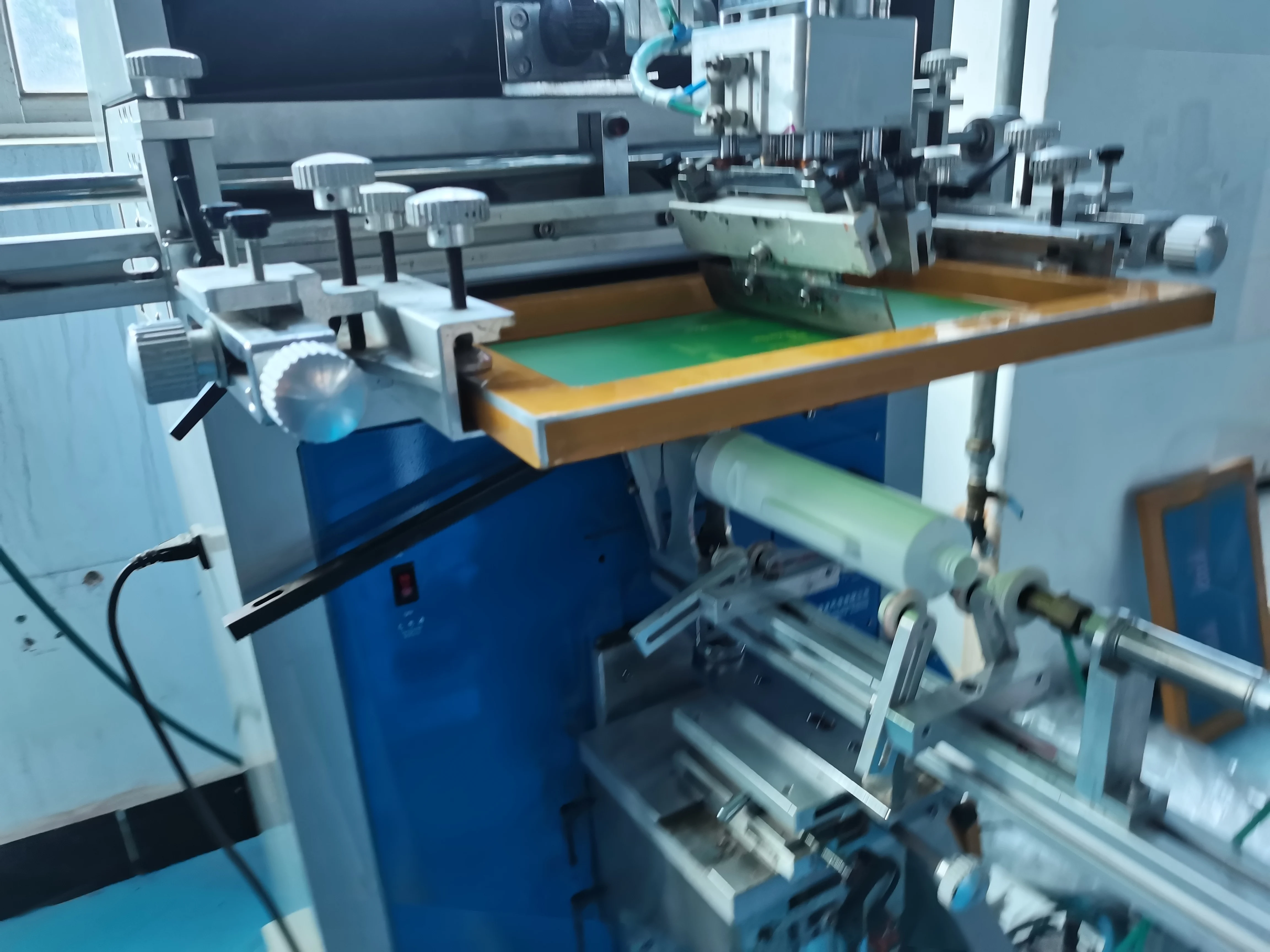 Semi-Automatic Screen Printing Machine with 220V Power and 1 Year Warranty for Round Oval Flat Bottles