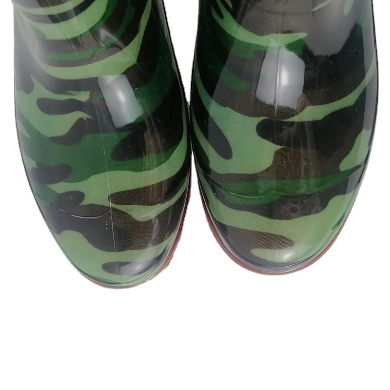 Камуфляжные хорошего качества средней длины из водонепроницаемого материала; Низкие резиновые сапоги; ПВХ; Для работы фабрикой по производству