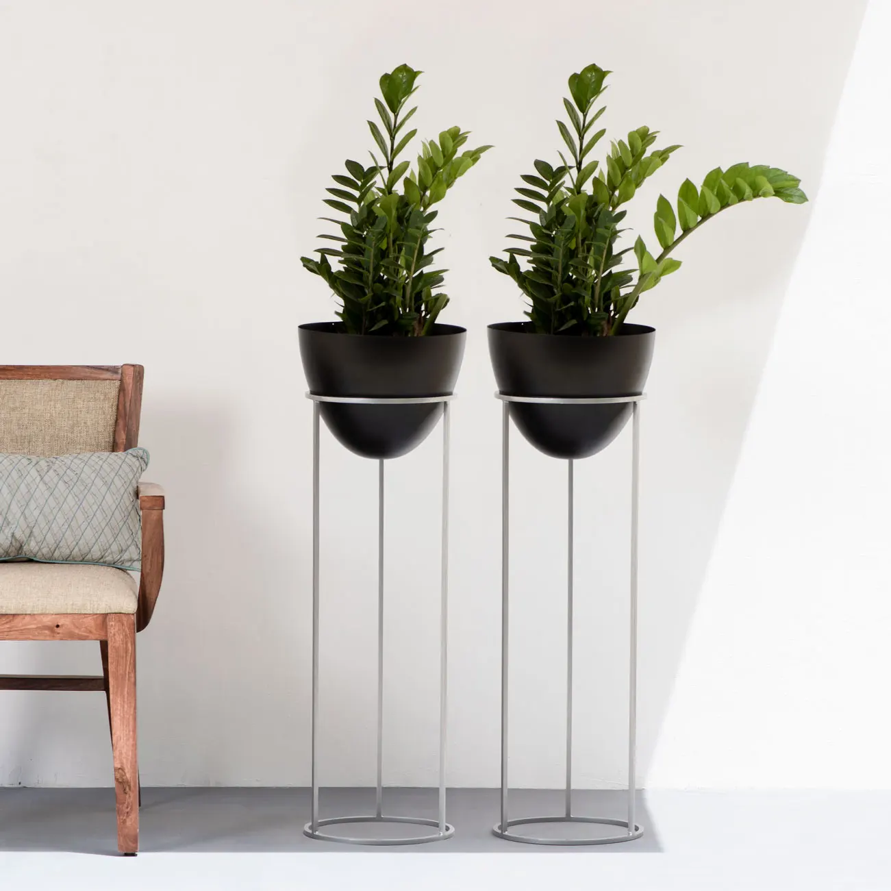 Egg Shaped Black Tall Metal Planters With Stand For Indoor Use