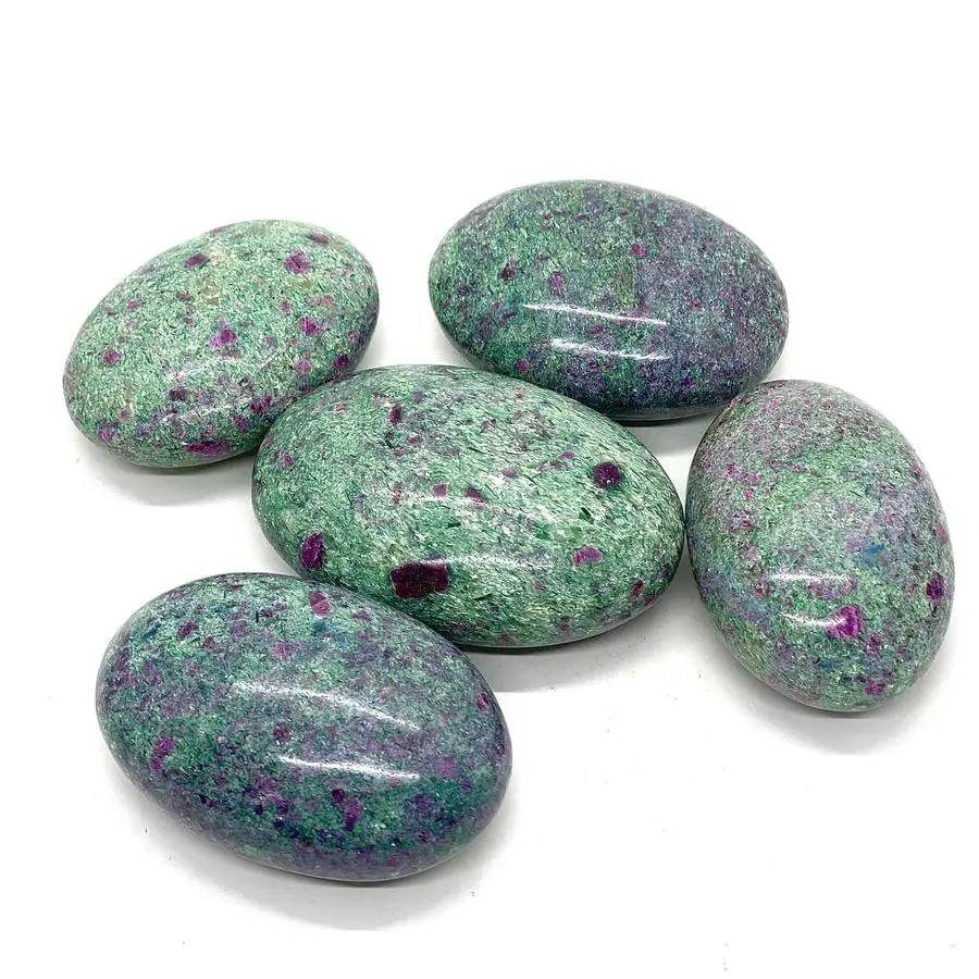 Với Ruby Zoisite Palm Stone, bạn sẽ khám phá được một viên đá quý tuyệt đẹp kết hợp giữa Ruby và Zoisite. Chất liệu tuyệt vời cùng hình dáng tự nhiên của viên đá sẽ mang đến cho bạn những giây phút thư giãn và sự bình yên tuyệt vời.