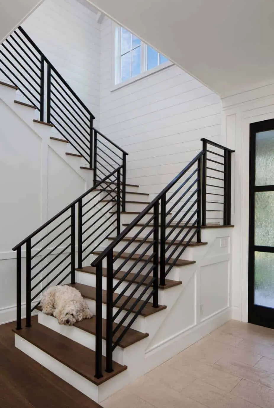 Ограждения лестницы в доме в современном стиле фото