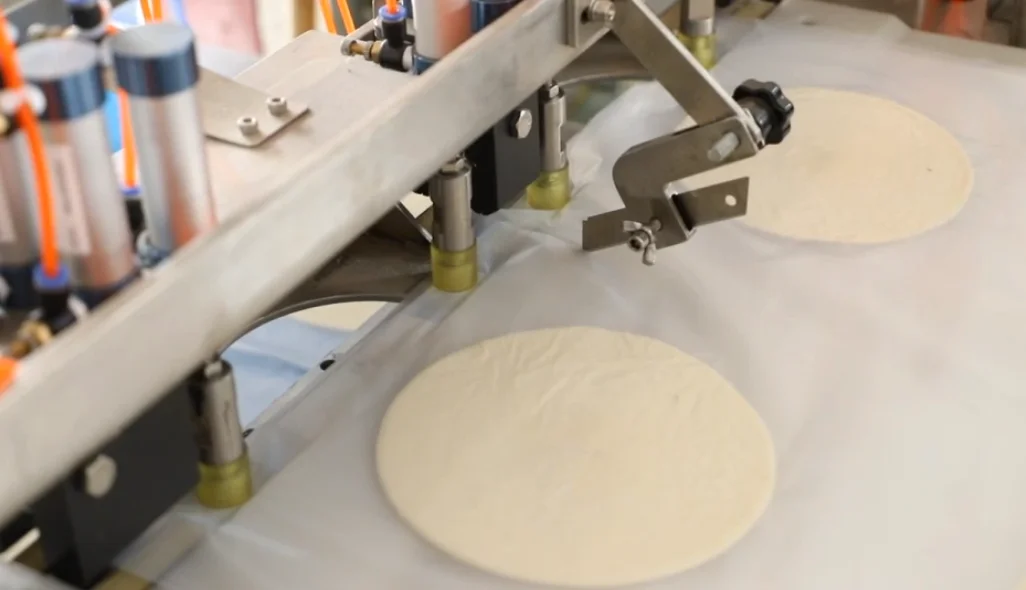 Film Covering Shredded Cake Paratha Pressing Machine For Frozen Roti Laccha