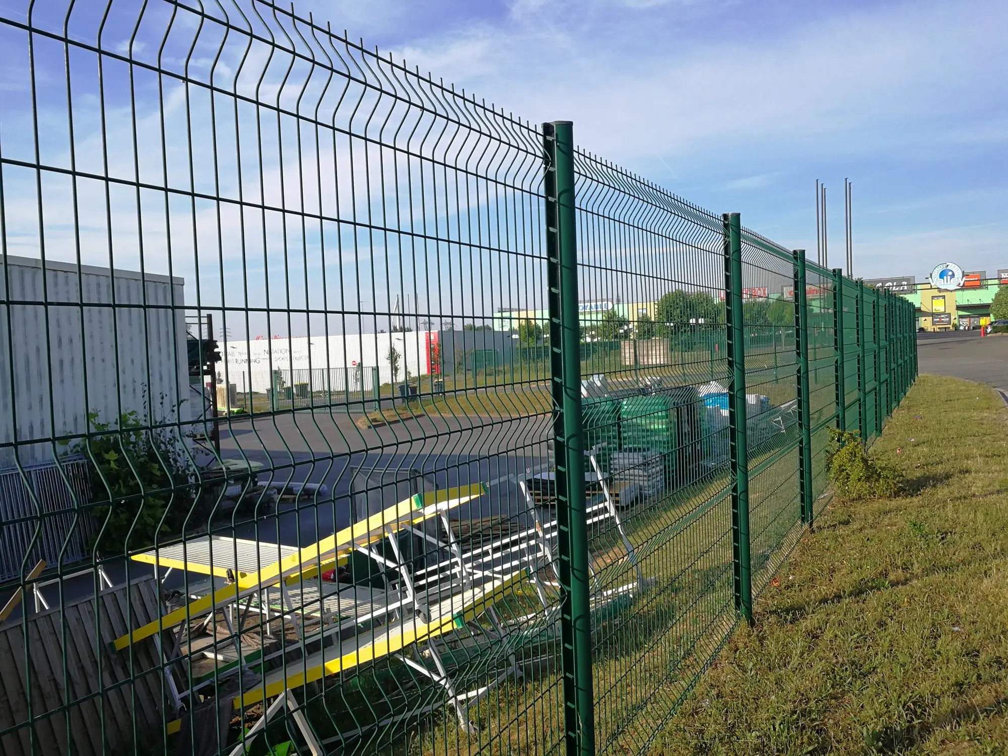 product cheap price factory sale wrought iron decorative powder coated welded wire mesh fence panels 3d folds wire mesh fence-12