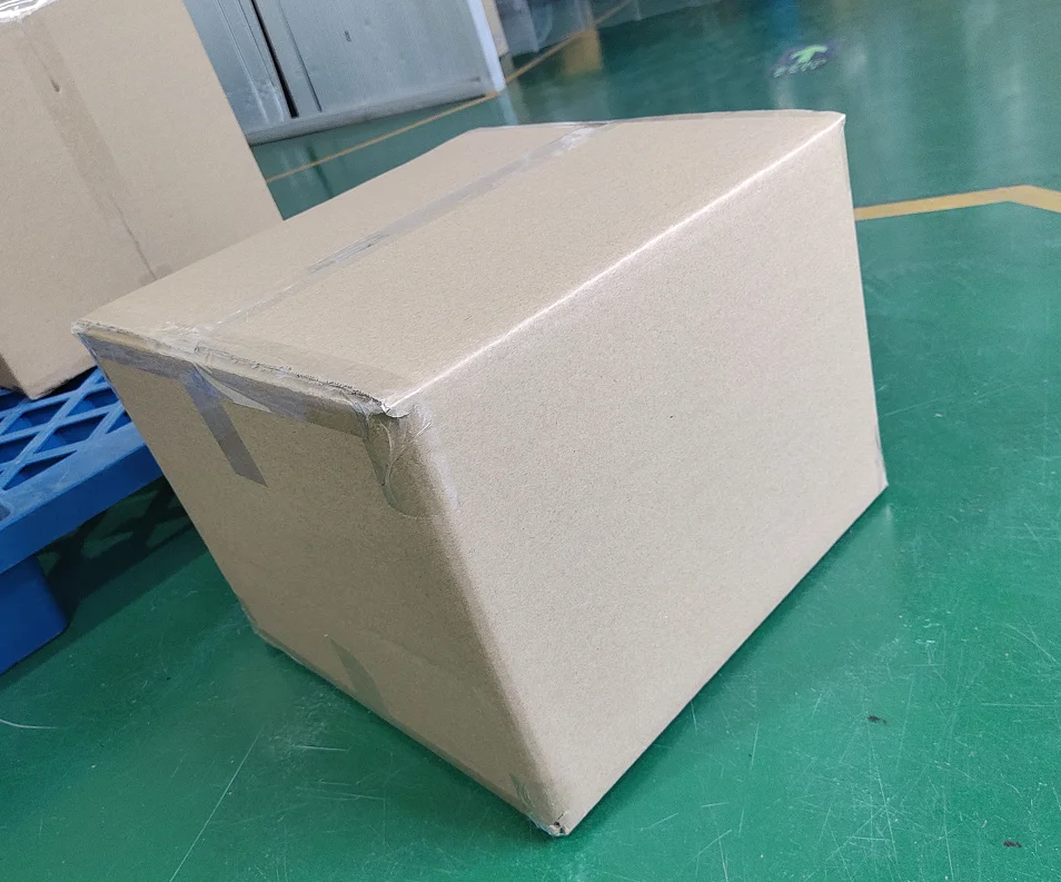 Тонкий стакан с соломенной чашкой