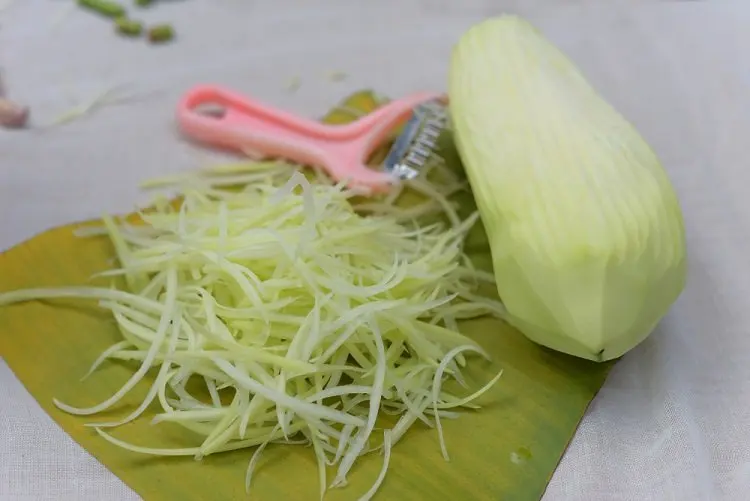 Shredding green papaya casually by slice, Stock Video