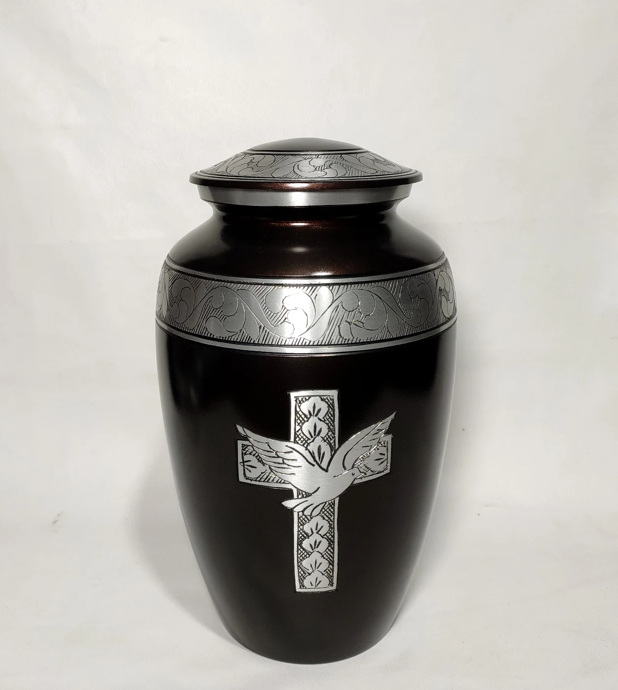 гравировка урны. погребальная урна. урна уличная. гравировка урны. урна на белом фоне.