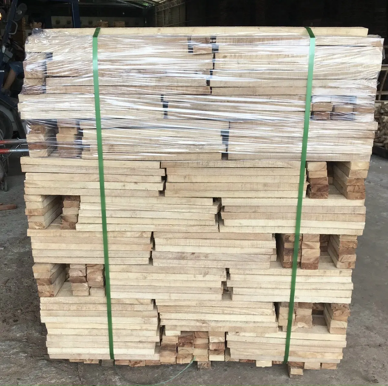 Cheap Price High Quality Rubber Sawn Timber / Wood Lumber For Furniture Material Flooring In
