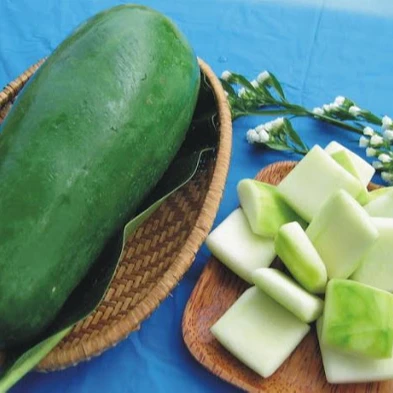 Shredding green papaya casually by slice, Stock Video