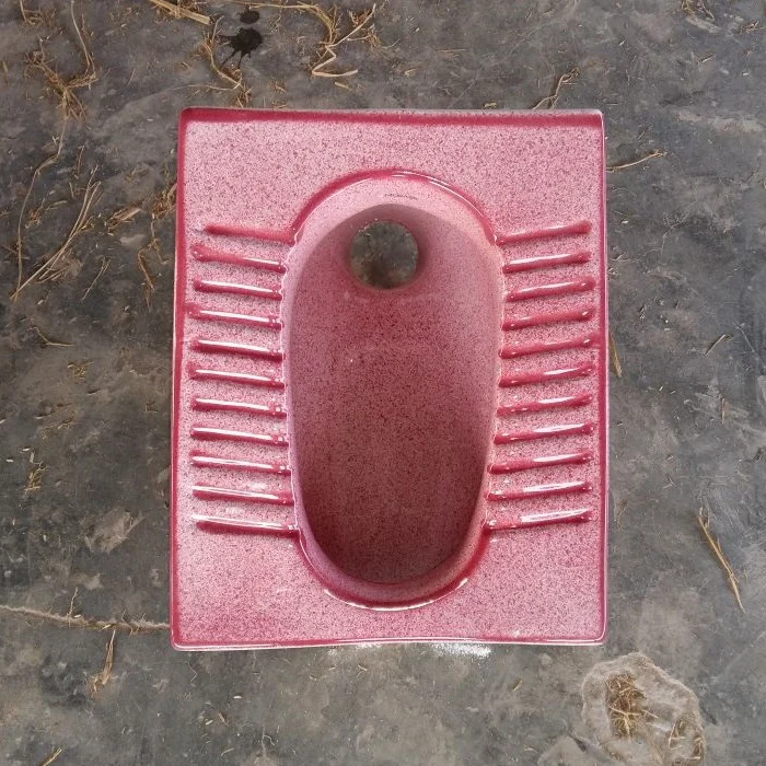 
Художественная пурпурная белая двухцветная фарфоровая посуда для ванной комнаты керамическая сковорода для приседаний из индийской санитарной посуды санитарная посуда самая востребованная сковорода для унитаза 