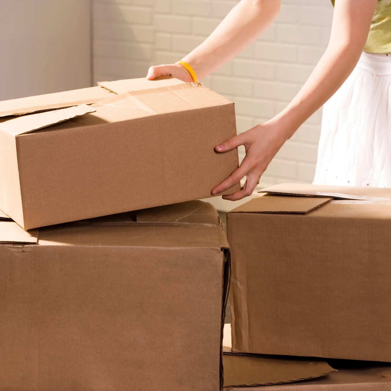 Move package. Упаковка вещей. Упаковка вещей для переезда. Упаковать вещи для переезда. Вещи в упаковке.