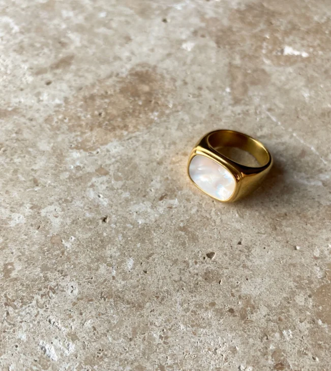 2023 New Simple Dainty Imitation Pearl Stone Delicate Rectangular Signet Pearl Ring Women Pearl Gold Wedding Ring