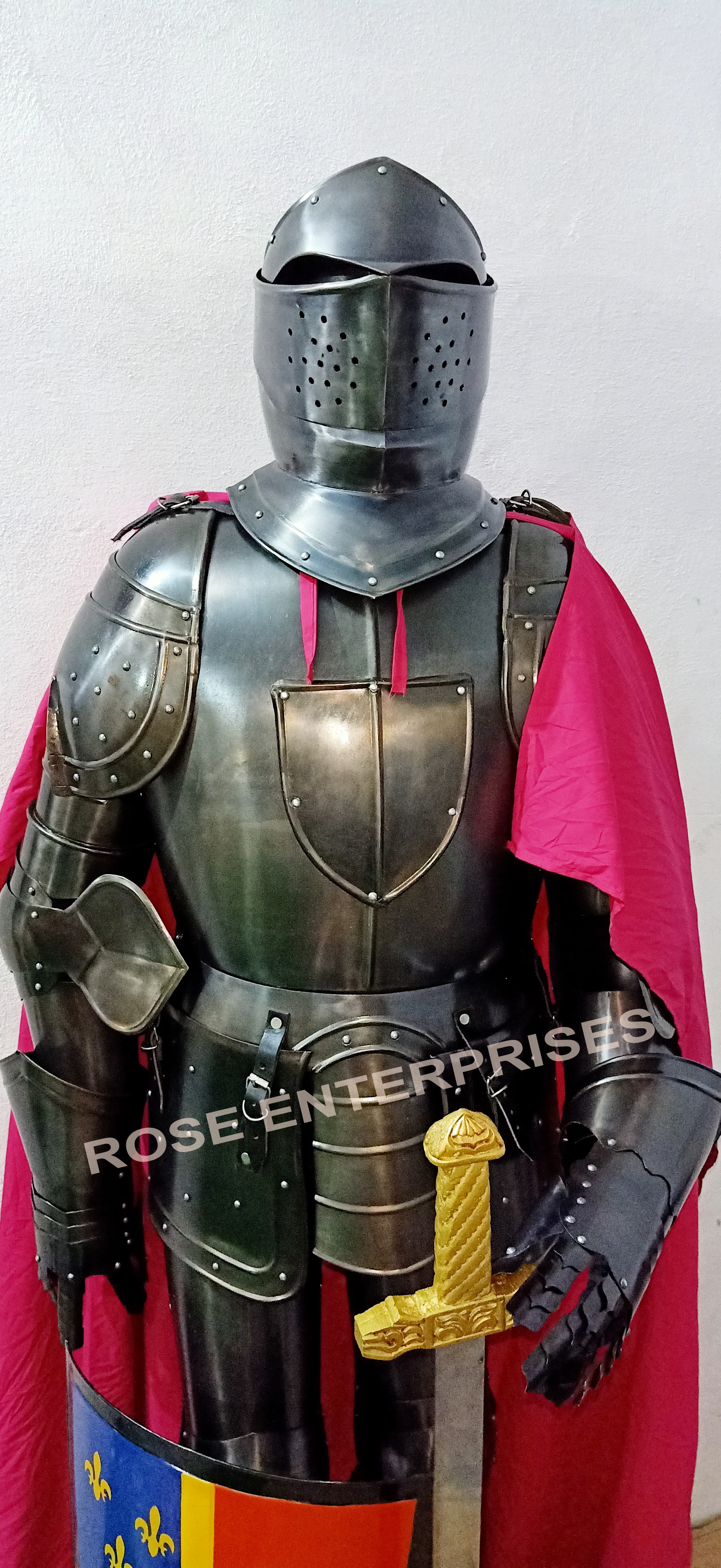 シールド、剣、マント付きの鎧の黒騎士中世十字軍スーツ