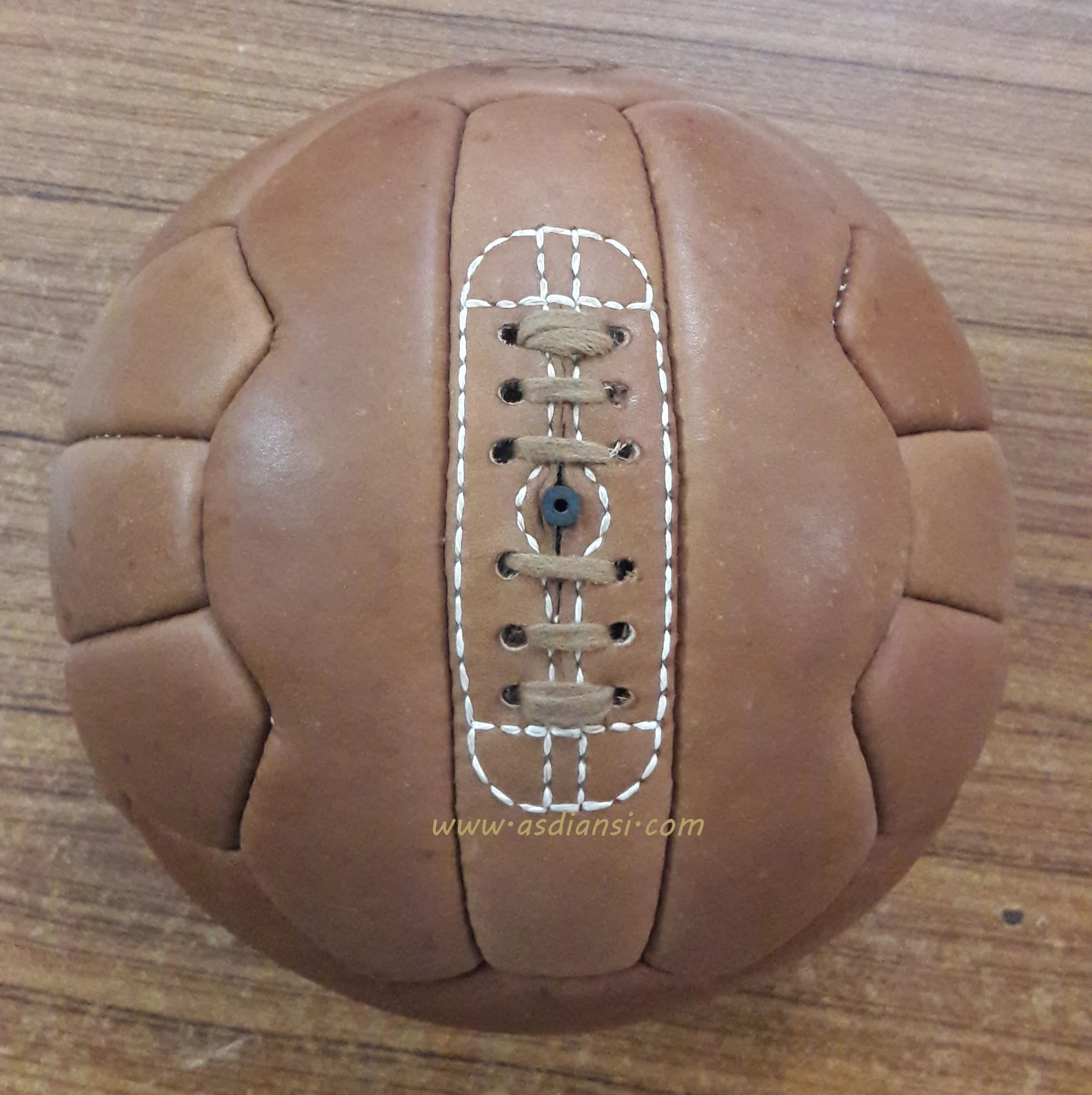 Кожаный мяч купить. Кожаный футбольный мяч. Футбольный мяч со шнуровкой. Старый кожаный мяч. Кожаный футбольный мяч ретро.