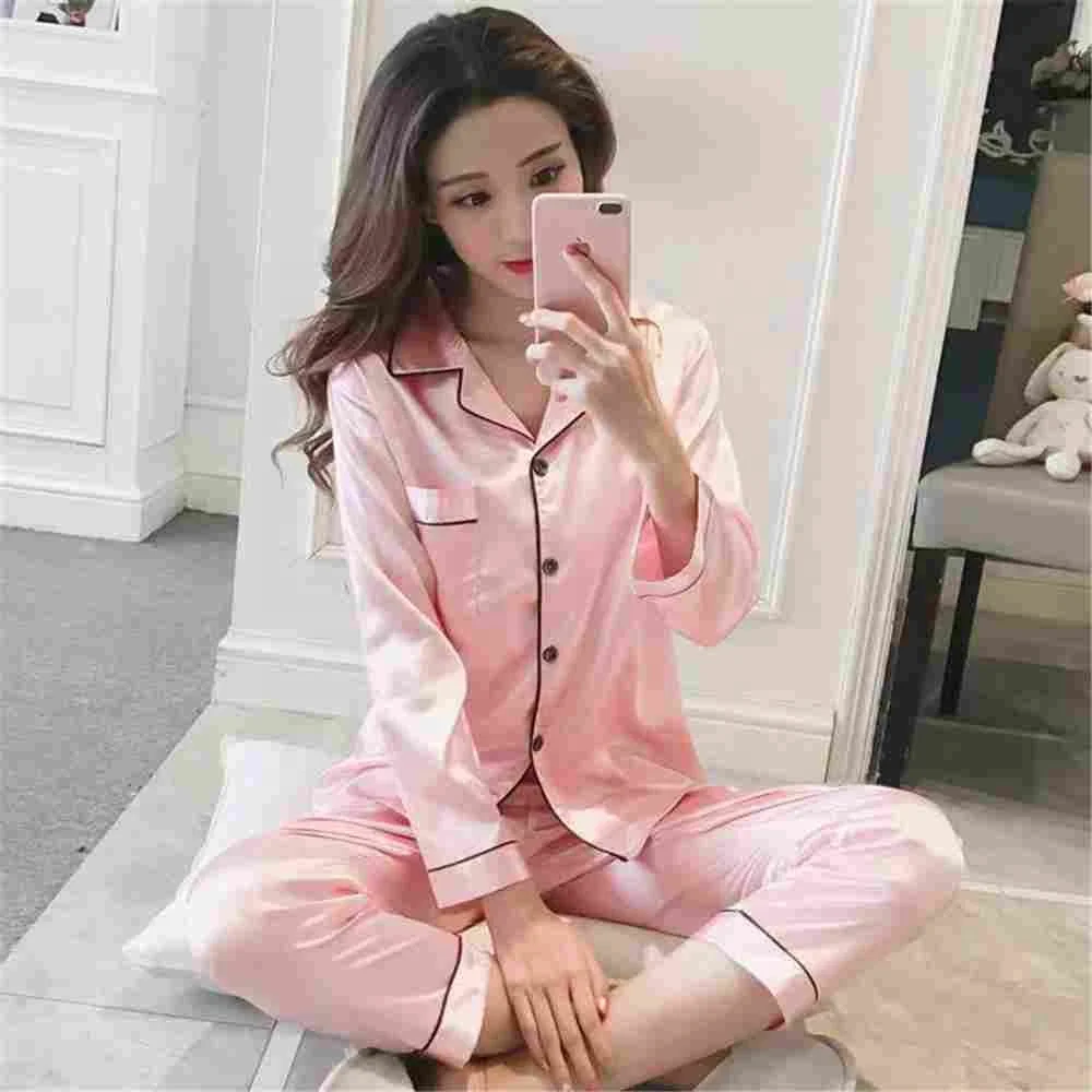 Розовая шелковая пижама