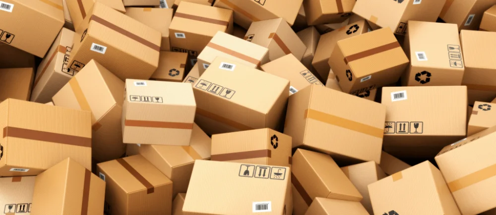 коробки с логотипом. крупная упаковка. бумажные упаковочные пакеты. паллет с коробками. крупная упаковка.