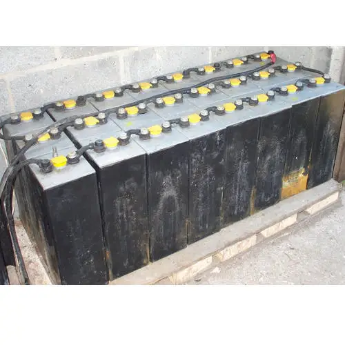 Лом аккумуляторных батарей. Отработанные аккумуляторы. Склад аккумуляторов. Контейнер для аккумуляторов. Неправильное хранение аккумуляторных батарей.