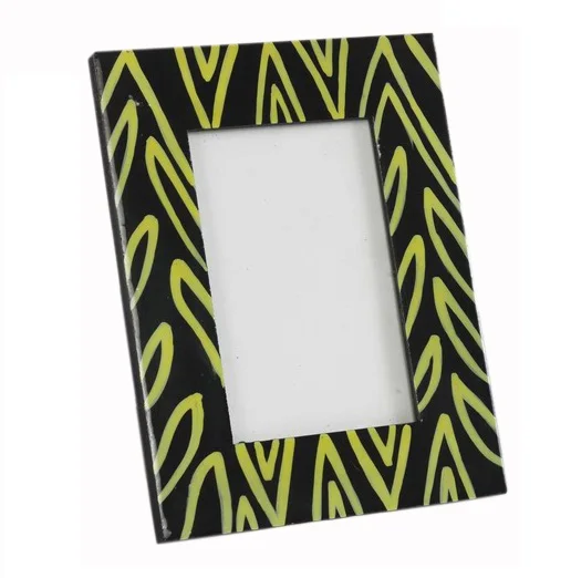 Черная дизайнерская рамка с изображением рога