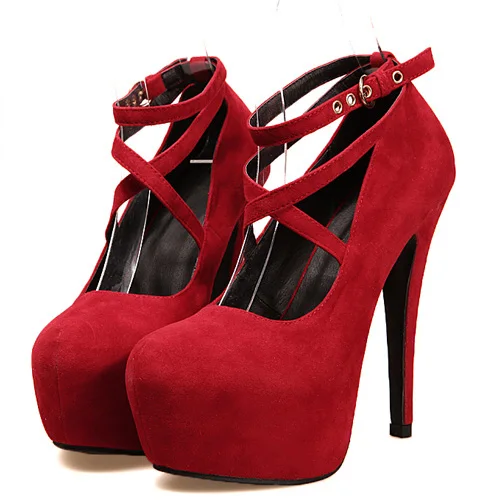 Красные ботинки на каблуке