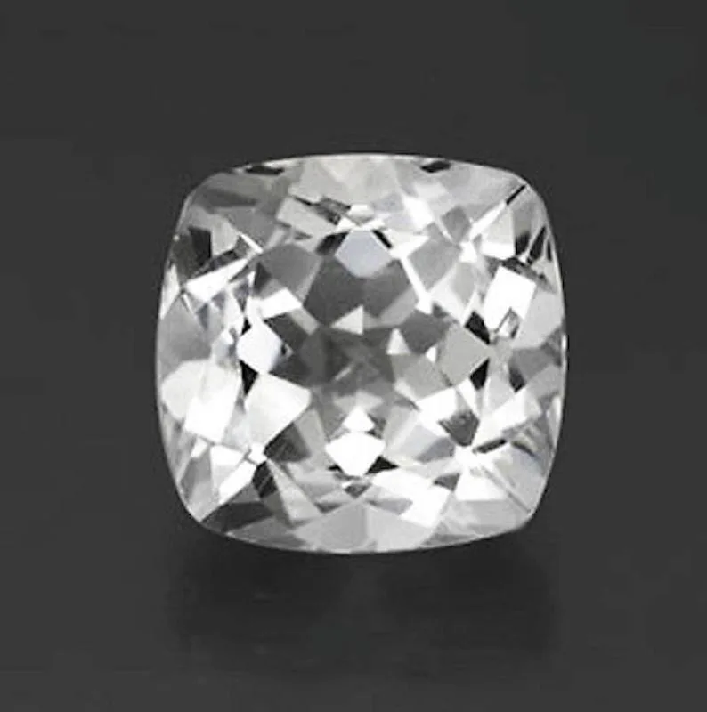 Белый топаз. White Topaz. Топаз кушон 6*6.