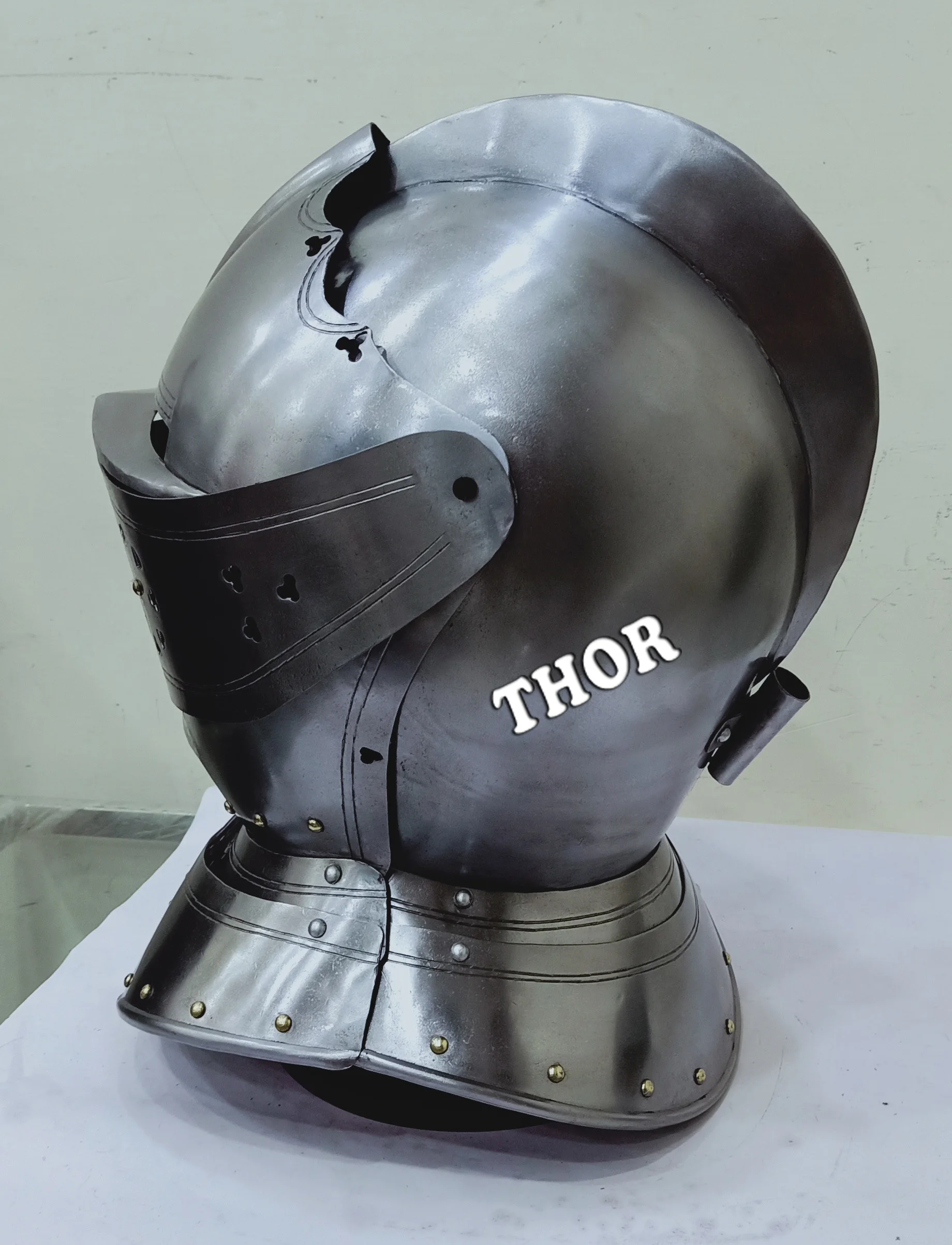 中世の騎士近くのアルメットヘルメット| Alibaba.com