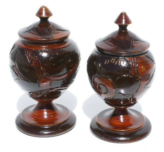 
Гаитянские деревянные вазы темно-коричневого цвета с традиционным орнаментом ручной работы 