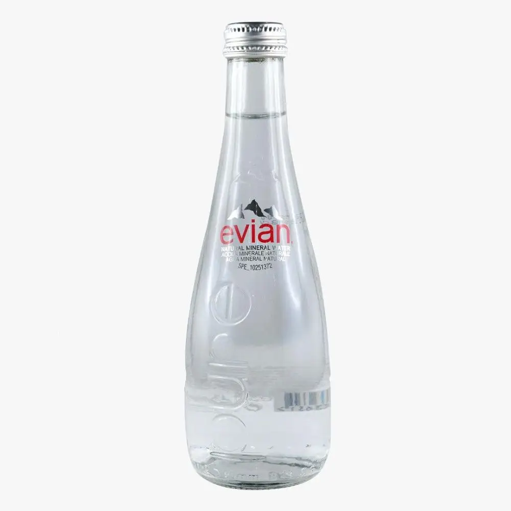 В бутылки стекает вода. Вода Evian 0.33 стекло. Эвиан 0.33л стекло. Evian 330 / 750 мл. Минеральная вода Эвиан.