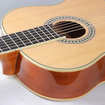39インチクラシックギター、スプルースパネル付きSapeleボトム