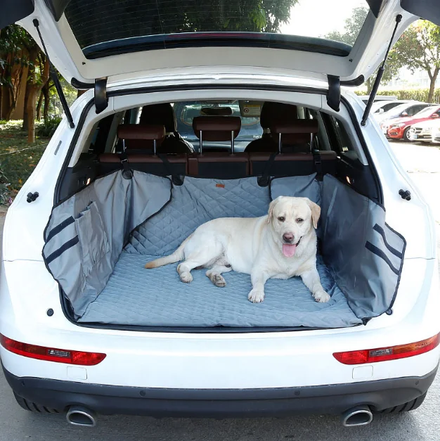 Можно машинку собак. Гамак для собак в багажник автомобиля. Собака в машине. Чехол в багажник автомобиля для собак. Собака в багажнике.