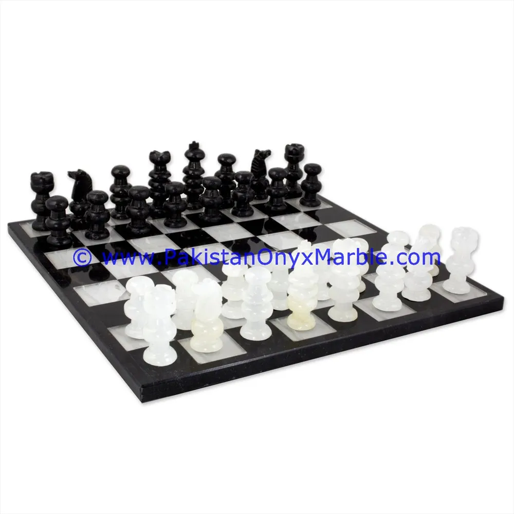 Lote 7 - JOGO DE XADREZ EM ONIX E MÁRMORE - Conjunto de tabuleiro e peças  de jogo de xadrez em ónix e mármore. Algumas peças com falhas e colegens.  Dim: 40x40