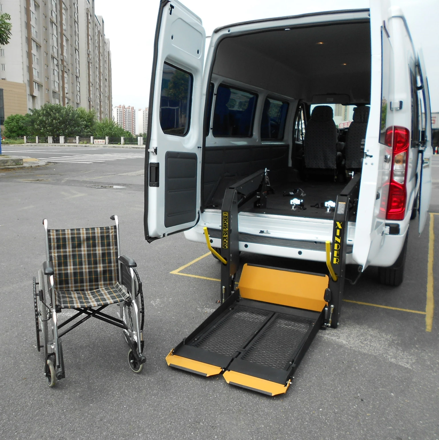 Перевозка инвалидов medportal. Dhollandia ef0512 подъемник для инвалидов. Ricon подъёмник для инвалидов. Подъёмник для инвалидов VW t5. Пандус автомобильный для инвалидов Газель.