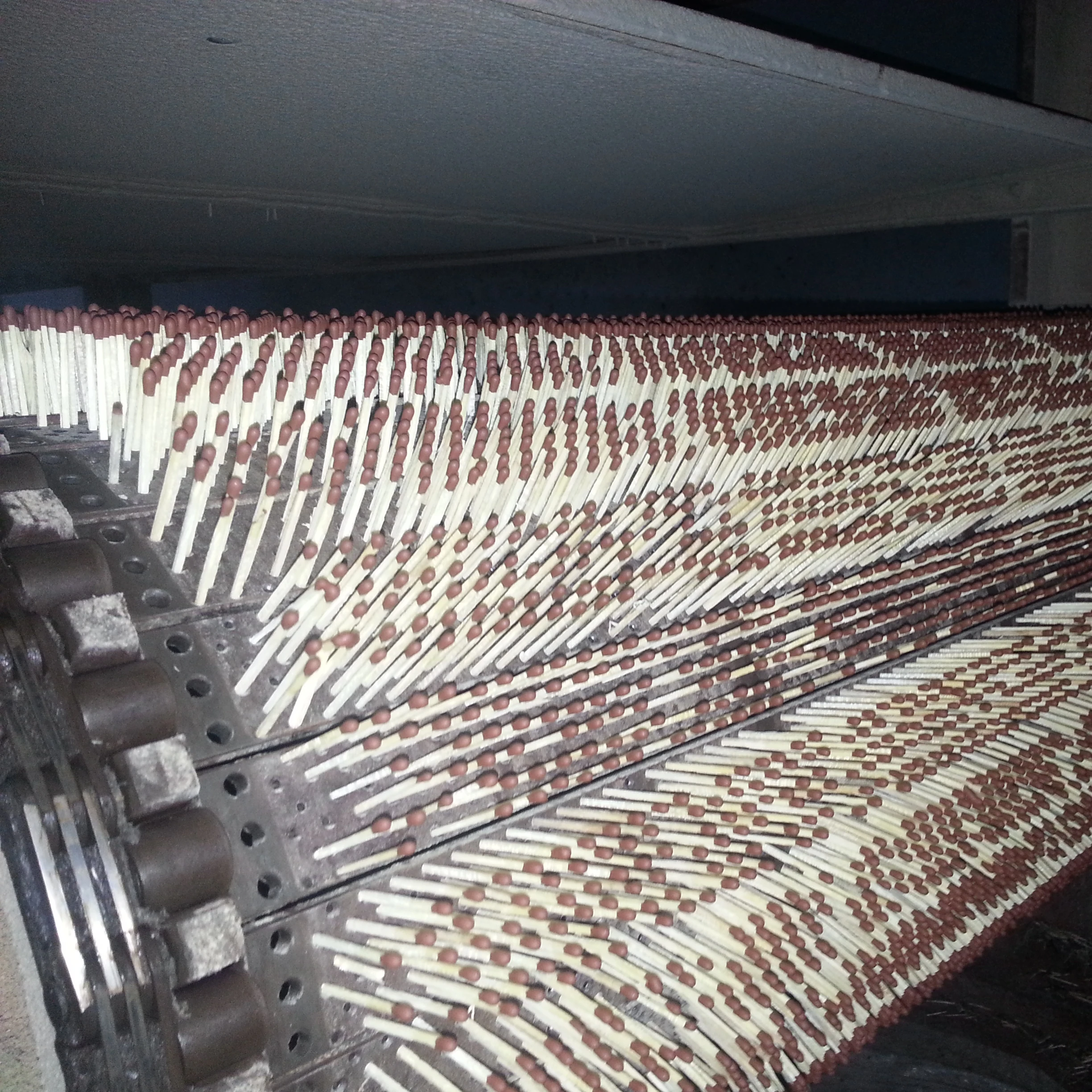 Красочные деревянные солнечные безопасные спички с черной спичкой