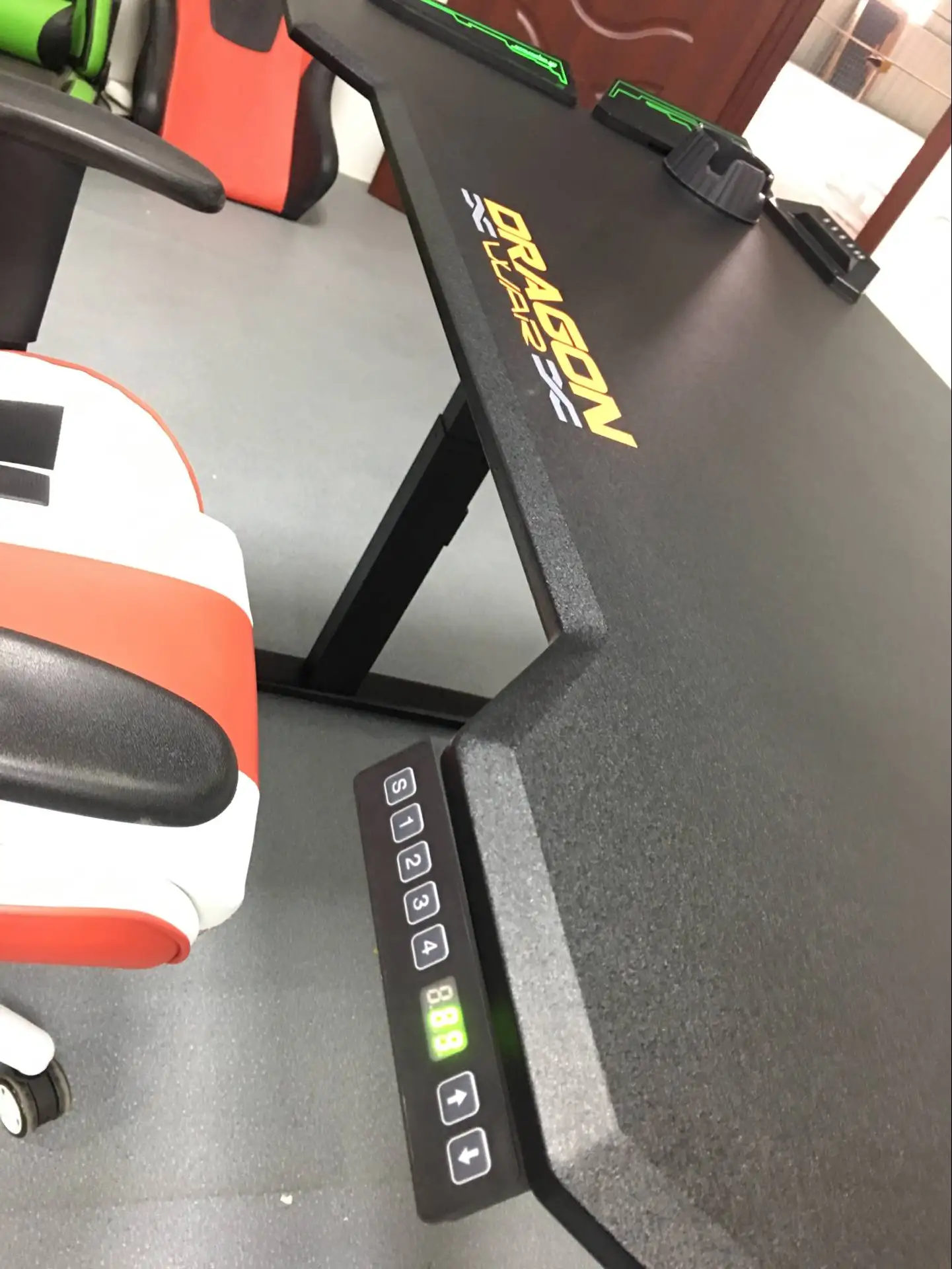 
Логотип OEM, индивидуальный дизайн, RGB светодиодная подсветка, регулируемая высота, подвижный стоечный стол с USB-концентратором 