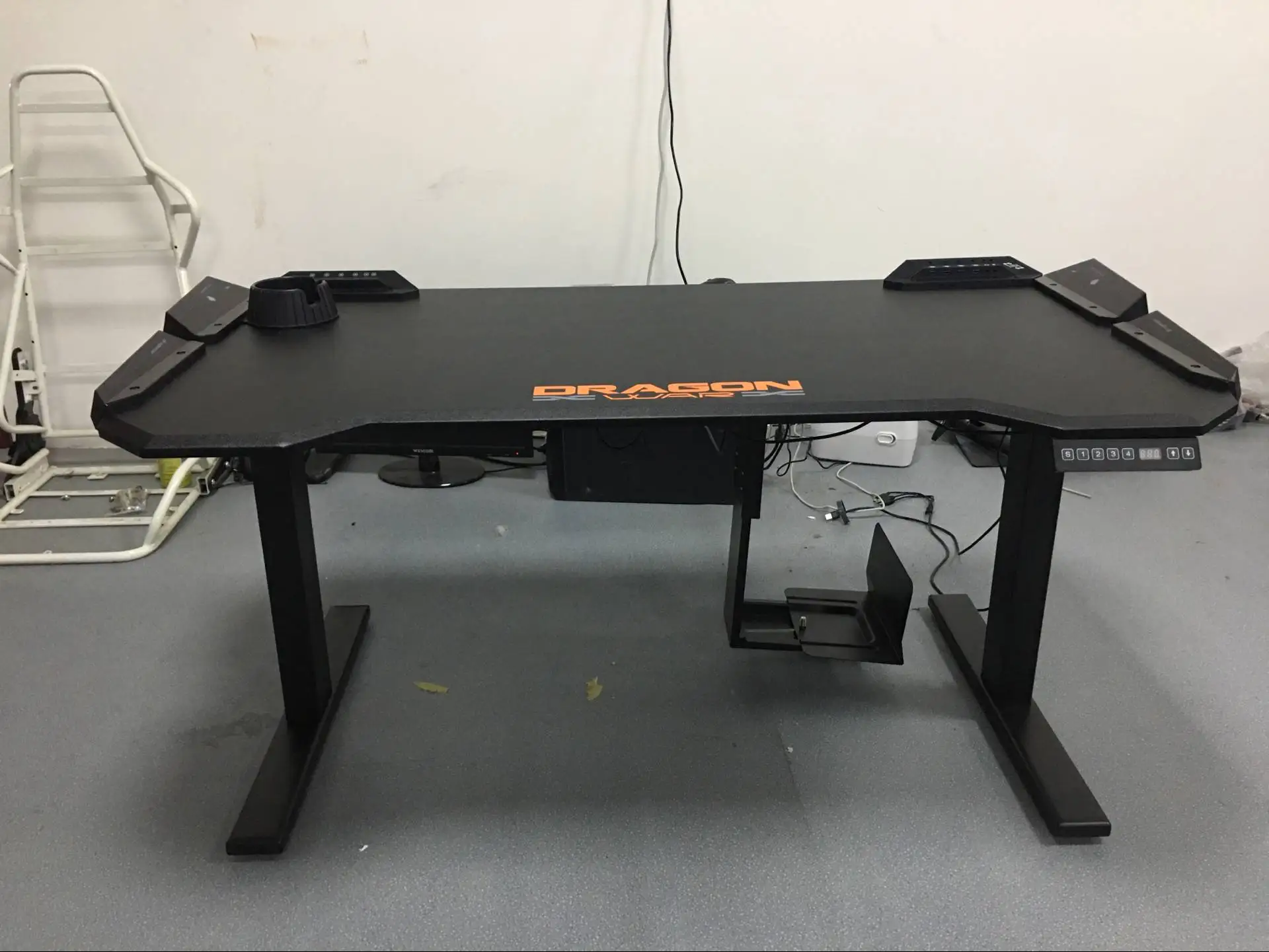 
Логотип OEM, индивидуальный дизайн, RGB светодиодная подсветка, регулируемая высота, подвижный стоечный стол с USB-концентратором 