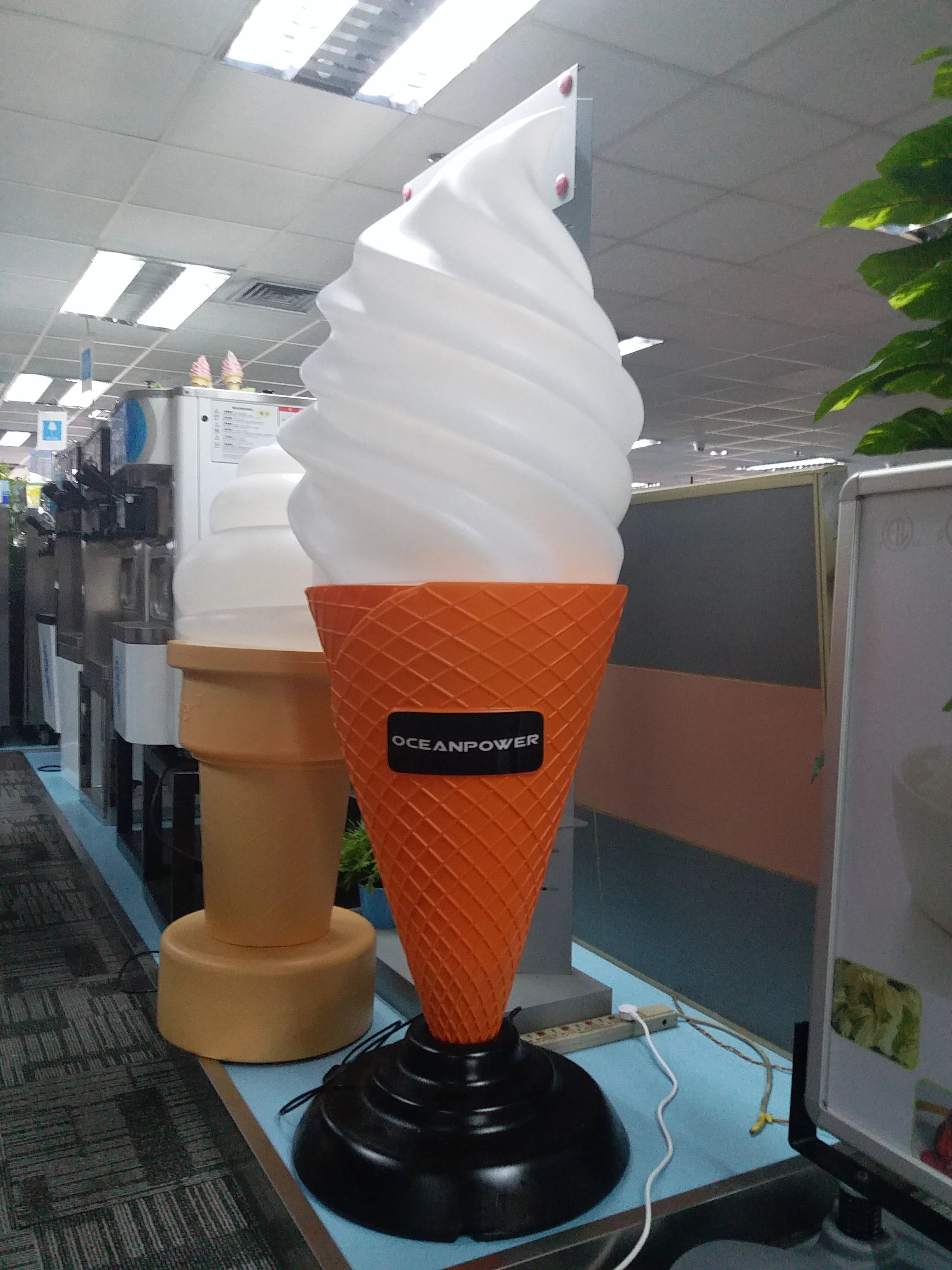 Oceanpower пульт дистанционного управления 16 меняющих цвет светодиодный мороженое конусная лампа для украшения магазина SWISS 15W CN;GUA Online Support