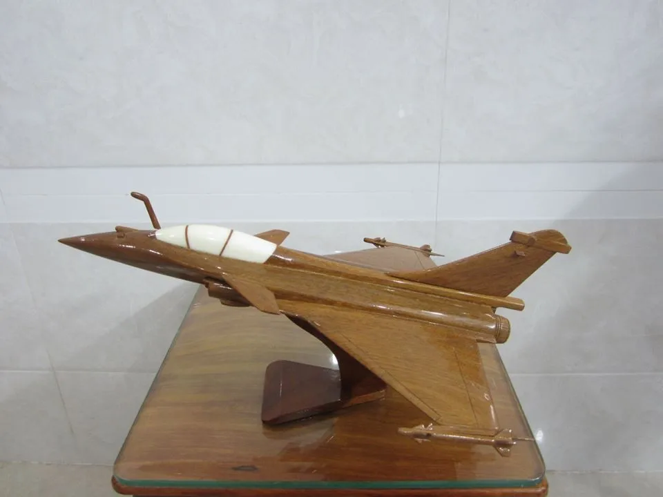 WOODEN AIRCRAFT MODEL/ BOEING AIRPLANE MODEL
