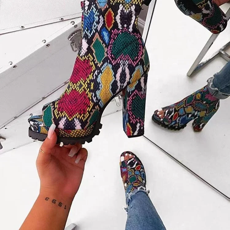 Женские босоножки со змеиным принтом, разноцветные сандалии на высоком каблуке, модные босоножки больших размеров для осени и зимы