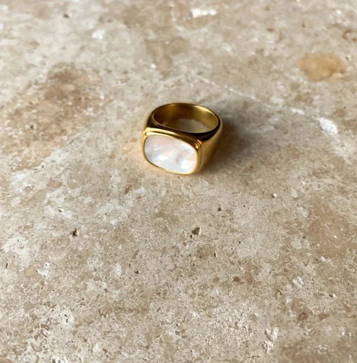 2023 New Simple Dainty Imitation Pearl Stone Delicate Rectangular Signet Pearl Ring Women Pearl Gold Wedding Ring