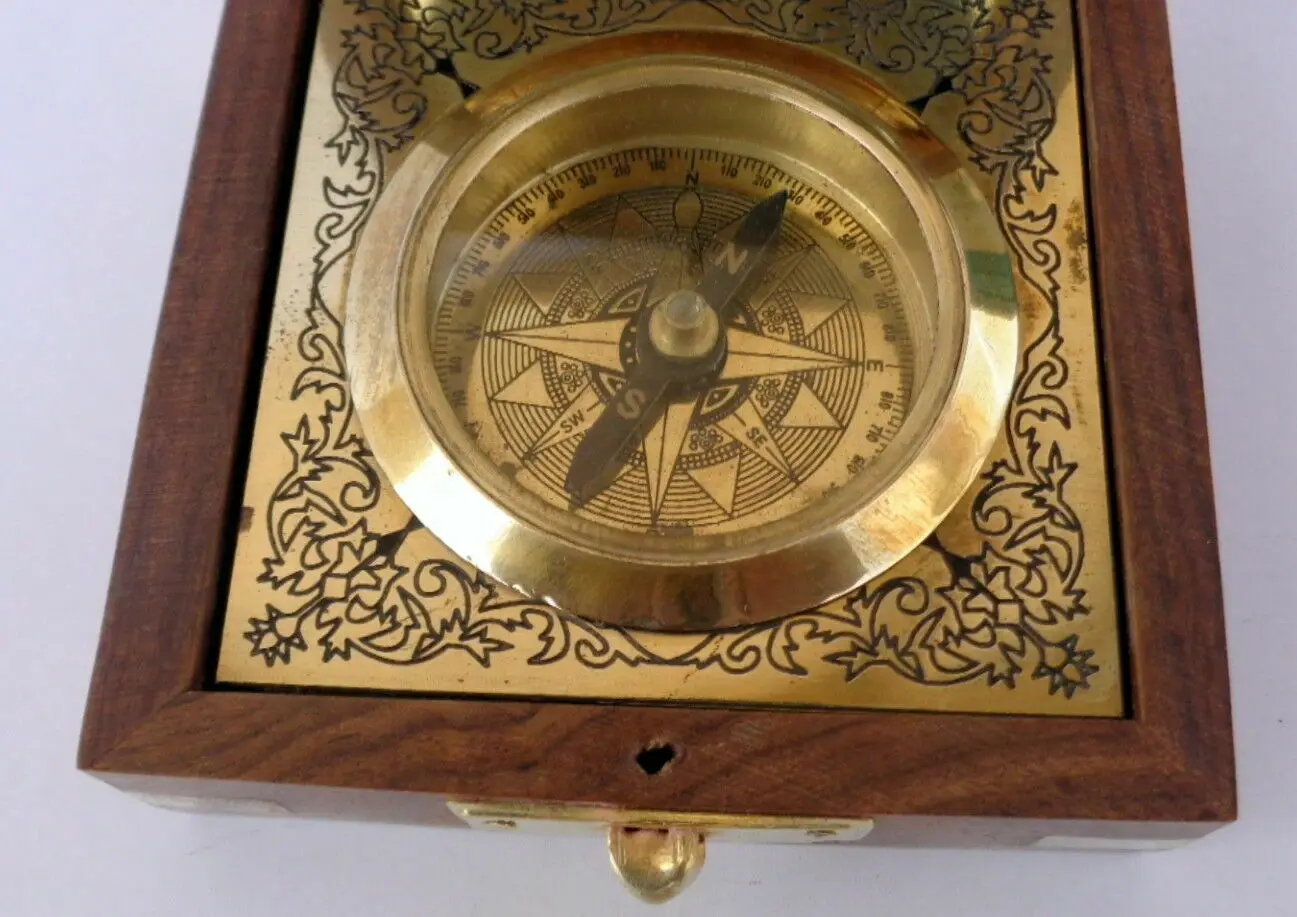 Древний латунный компас