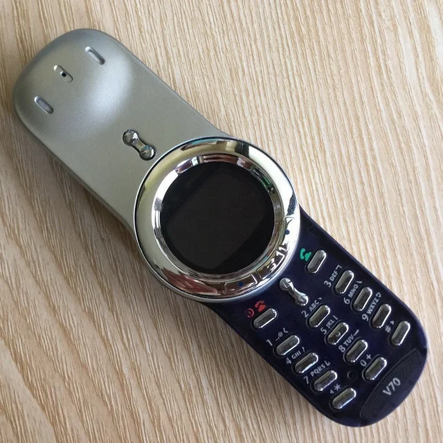 Free Shipping Factory Unlocked Cheap Classic Original Simple GSM Rotatable Cell Phone V70 for Moto Easy Phone by Post