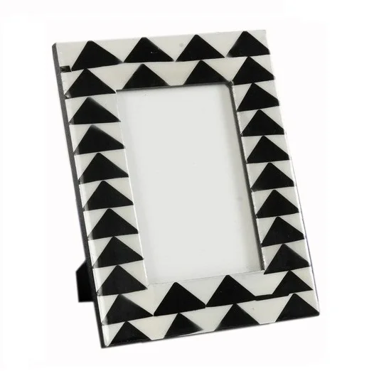 Черная дизайнерская рамка с изображением рога