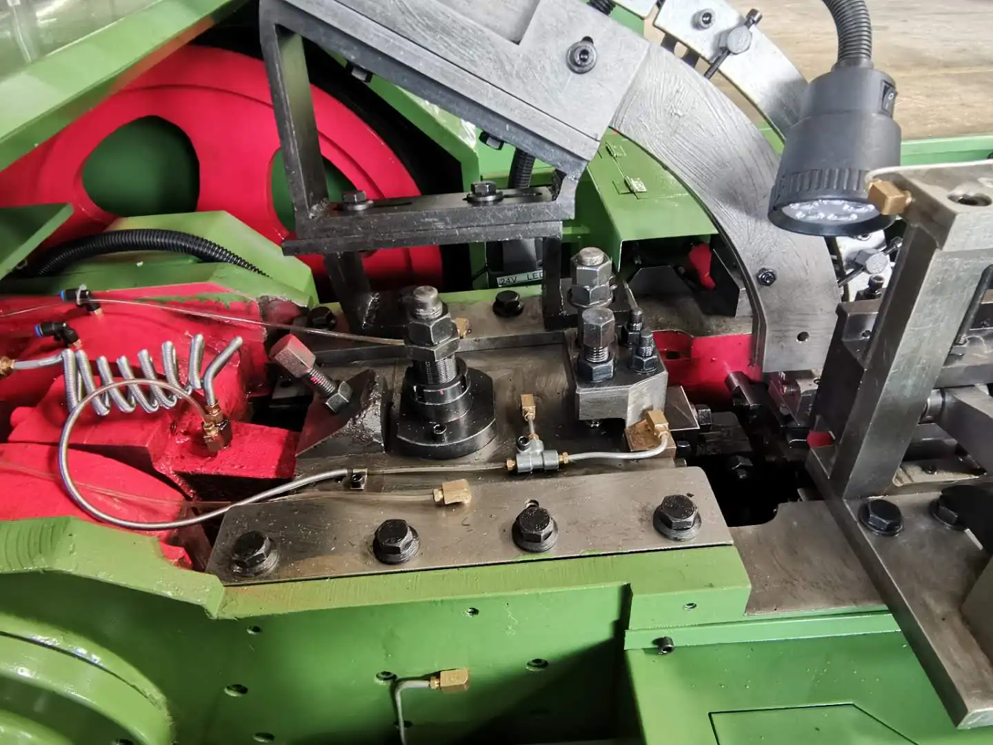 Полностью автоматическая Резак Пресс-формы для сложных винтов и столбов, формовочная машина для холодной резки