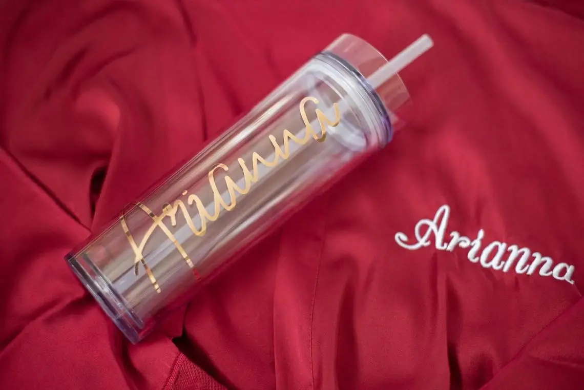 Тонкий стакан с соломенной чашкой