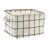 Caja cuadrada pequeña con cuadrícula blanca.